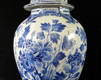 Royal Delft blue (1953) EXTRA LARGE handpainted octagonal lidded vase (pul, jar) w. floral decor (Porceleyne Fles)