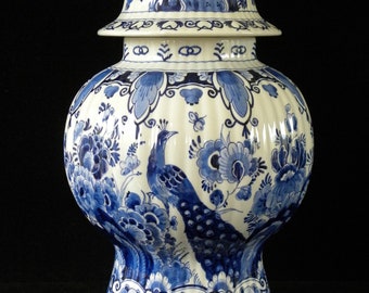 Royal Delft blue (1981) LARGE handpainted covered pul "dekselvaas" with peacock (Porceleyne Fles)