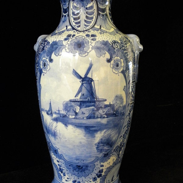 Royal Delft antike (1900) GROSSE handbemalte Vase m. Windmühle und Segelboot in Kartuschen und Löwenköpfe im Relief (Porceleyne Fles)