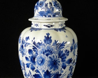 Royal Delft blue (1961) handpainted ribbed vase w. lid floral motive (Porceleyne Fles)