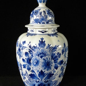 Royal Delft blue 1961 handpainted ribbed vase w. lid floral motive Porceleyne Fles image 1