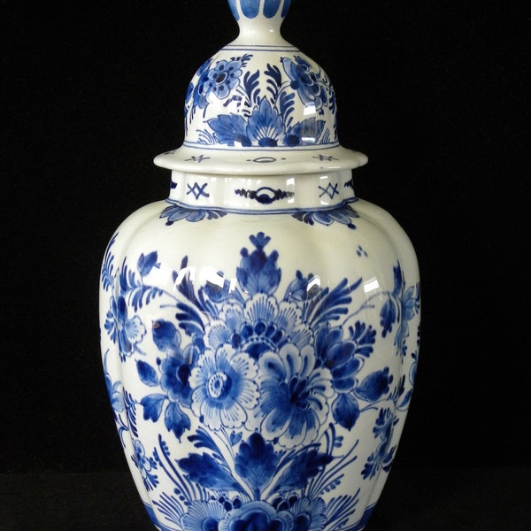 Vase nervuré bleu royal de Delft (1961) peint à la main. Couvercle à motif floral (Porcelaine Fles)