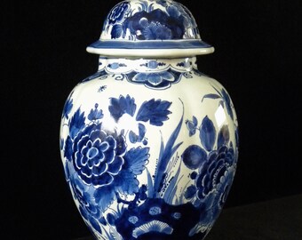 Royal Delft blue (1928) handpainted lidded vase with floral motive (Porceleyne Fles)