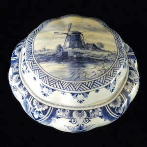 Royal Delft blue handmade candy box / bonbonnière with windmill and floral motive (Porceleyne Fles, with gift box)