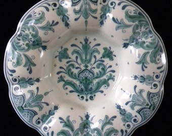 Royal Delft rare Delvert (1968) large handpainted lobed dish "Plooischotel" with floral motive (Porceleyne Fles, as new)