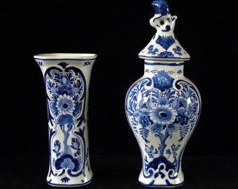 Royal Delft blue (1975/1976) two-piece handpainted small kaststel: beaker vase and covered pul (Porceleyne Fles)