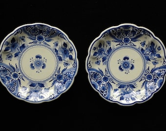Royal Delft blue (1940/ 1942) PAIR of small handpainted plates with floral motive (Porceleyne Fles)