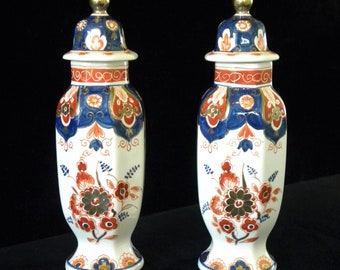 Royal Delft Pijnacker (1973) two handpainted miniature covered vases (Porceleyne Fles)