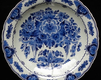 Royal Delft blue (1935) handpainted plate with floral composition (Porceleyne Fles)