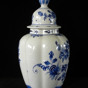 Royal Delft blue 1961 handpainted ribbed vase w. lid floral motive Porceleyne Fles image 5