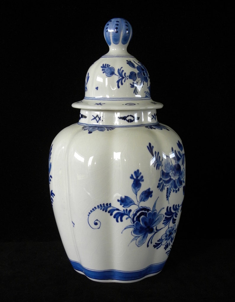 Royal Delft blue 1961 handpainted ribbed vase w. lid floral motive Porceleyne Fles image 5