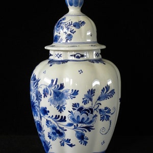 Royal Delft blue 1961 handpainted ribbed vase w. lid floral motive Porceleyne Fles image 3