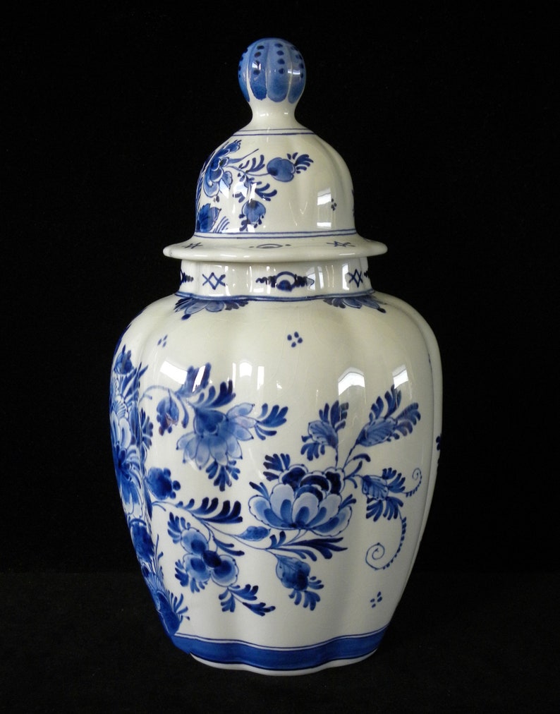 Royal Delft blue 1961 handpainted ribbed vase w. lid floral motive Porceleyne Fles image 3