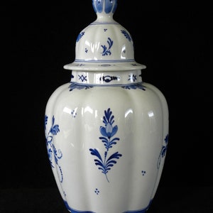 Royal Delft blue 1961 handpainted ribbed vase w. lid floral motive Porceleyne Fles image 4