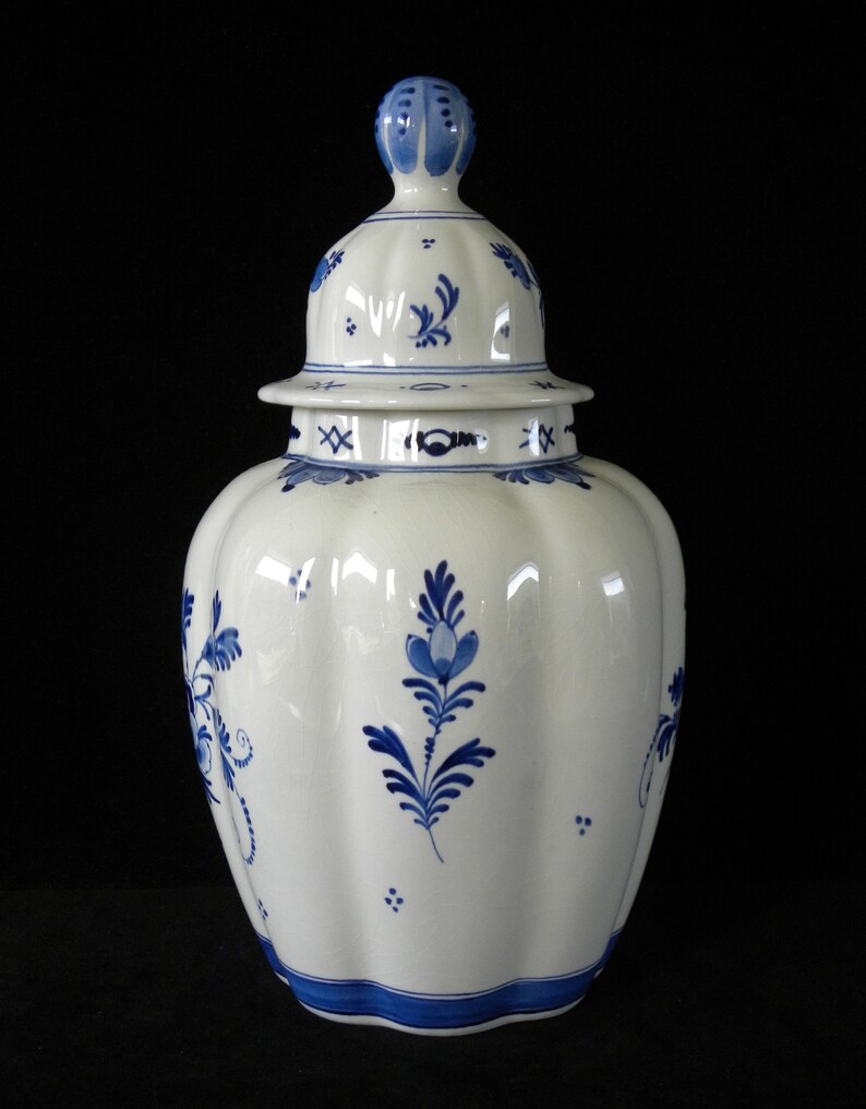 Royal Delft blue 1961 handpainted ribbed vase w. lid floral motive Porceleyne Fles image 4