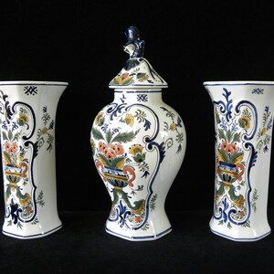 Royal Delft polychrome 1976/ 1977 handpainted three-piece kaststel: two beaker vases and covered pul Porceleyne Fles image 4