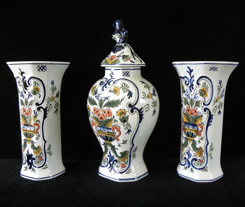 Royal Delft polychrome 1976/ 1977 handpainted three-piece kaststel: two beaker vases and covered pul Porceleyne Fles image 4