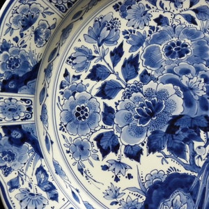 Royal Delft blue 1987 VERY LARGE handpainted commissioned plate with flowers and bird Porceleyne Fles, as new image 4