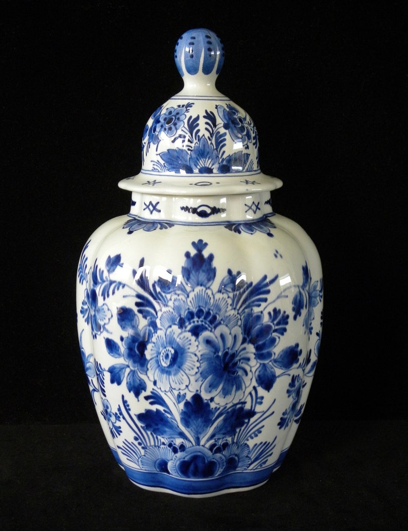 Royal Delft blue 1961 handpainted ribbed vase w. lid floral motive Porceleyne Fles image 1