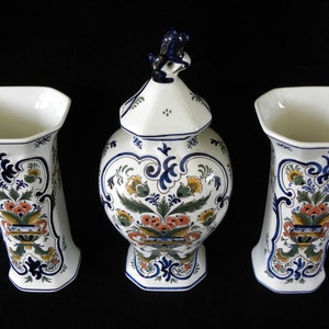 Royal Delft polychrome 1976/ 1977 handpainted three-piece kaststel: two beaker vases and covered pul Porceleyne Fles image 5