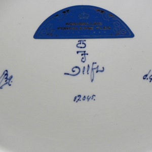 Royal Delft blue 1987 VERY LARGE handpainted commissioned plate with flowers and bird Porceleyne Fles, as new image 9