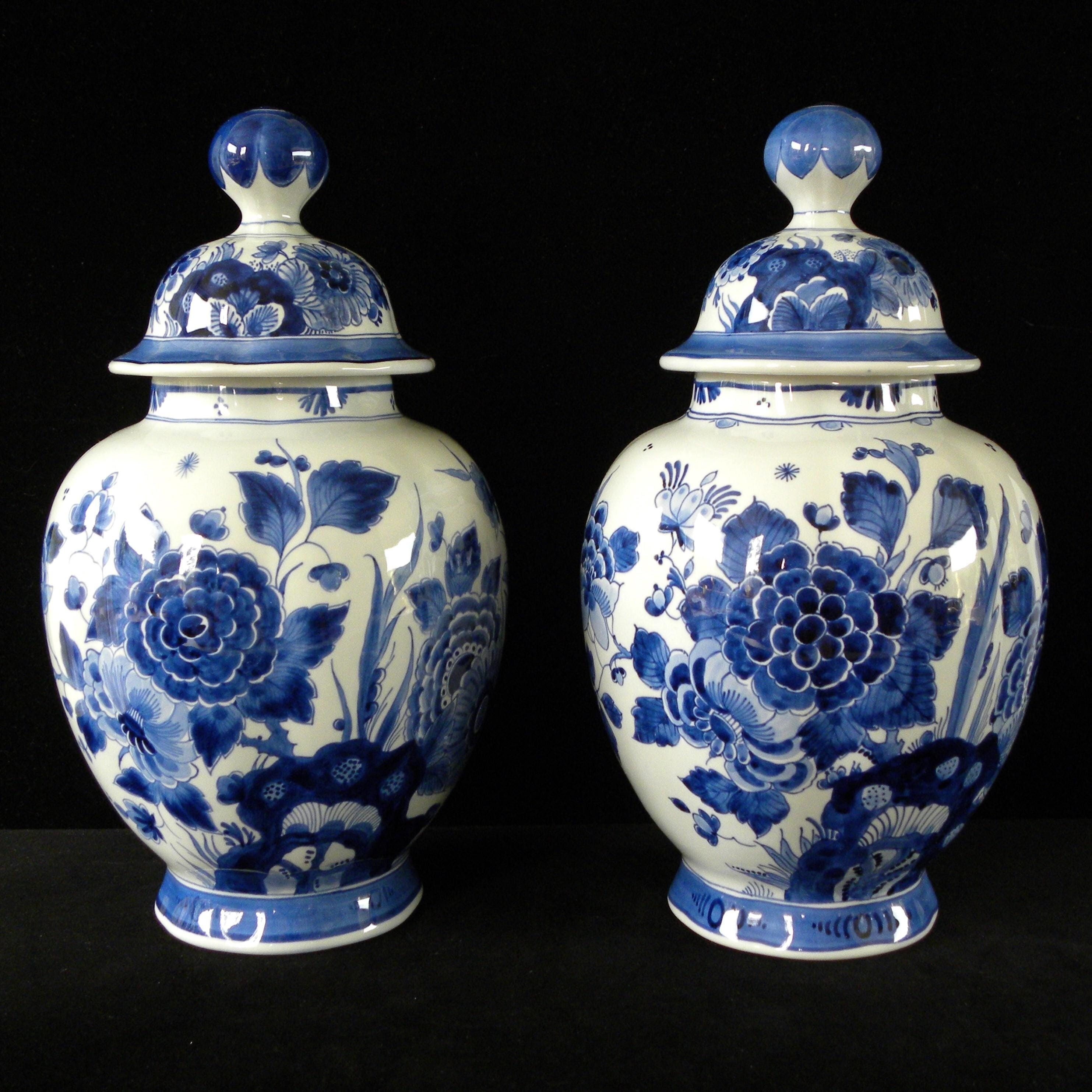 Royal Delft blue (1979/1980) PAIR of handpainted lidded vases with floral motive, kaststel (Porceleyne Fles)