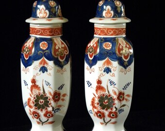 Royal Delft Pijnacker (1973) two handpainted miniature covered vases (Porceleyne Fles)