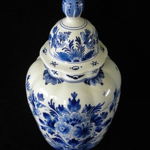 Royal Delft blue 1961 handpainted ribbed vase w. lid floral motive Porceleyne Fles image 6