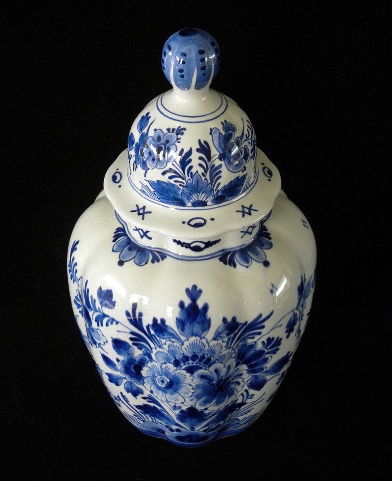 Royal Delft blue 1961 handpainted ribbed vase w. lid floral motive Porceleyne Fles image 6