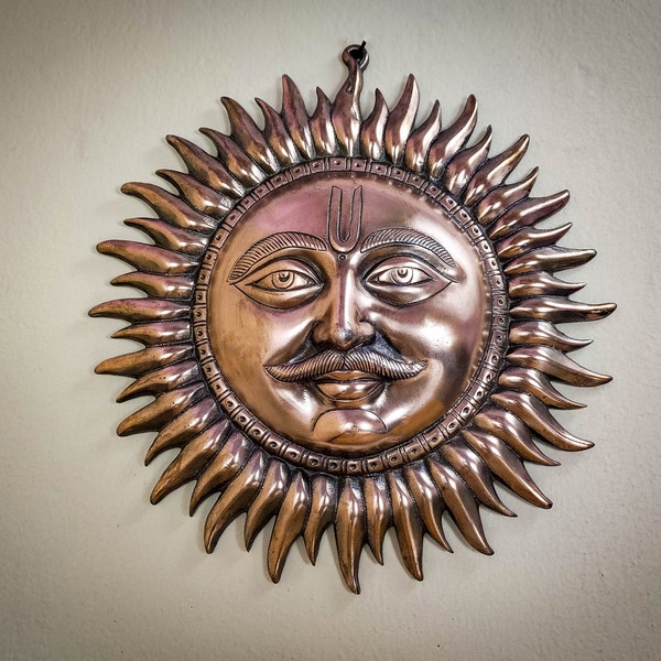 Estatua Vastu hecha a mano de aleación de cobre de metal con sol naciente para colgar en la pared, aspecto vintage, escultura antigua, decoración del hogar, regalo artesanal (15 pulgadas, grande)