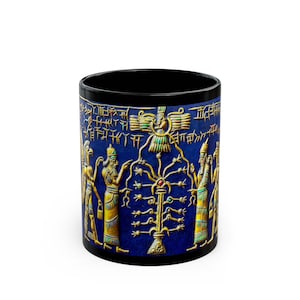 Könnte beinhalten: Schwarze Keramik-Tasse mit einem geprägten Design in Gold und Blau. Das Design zeigt Figuren und Symbole, möglicherweise aus der Antike, mit komplizierten Mustern. Die Tasse hat einen schwarzen Innenraum und Rand.