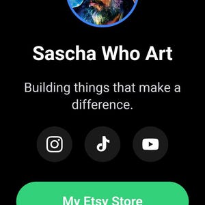 Op de afbeelding: Een mobiele webpagina-interface getiteld Sascha Who Art met een ronde profielafbeelding van een persoon met een baard, de tekst Building things that make a difference, sociale media-iconen en groene, blauwe en rode knoppen.