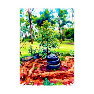 以下が含まれることがあります： 白のセラミックマグカップ、黒いハンドル、手書き風の「But first, coffee」の文字。マグカップは白い表面に置かれています。マグカップの高さは10cmです。