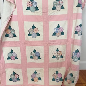 Favolosa trapunta shabby chic degli anni '30, in cotone rosa e bianco, cucita a mano con punto dentellato e pettinato, con motivi floreali di sacchi di iuta.