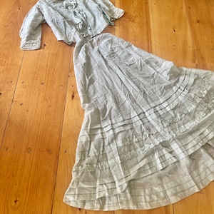 Impresionante y RARO conjunto victoriano de dos piezas, blusa corsé y falda con volantes, en gasa de algodón con degradado verde azulado y bordado de cintas de tambor. Una auténtica maravilla de la década de 1890.