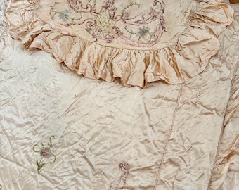 Exquisita colcha de tafetán de seda forrada de algodón con bordados de cintas de la década de 1940 y funda de almohada doble con volantes. Trabajo de chenilla cosido a mano de colección.
