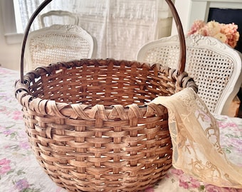 Antigua y rara cesta redonda de mimbre tejida a mano, grande y profunda para recoger huevos: perfecta para almacenar y decorar una antigua casa de campo primitiva.