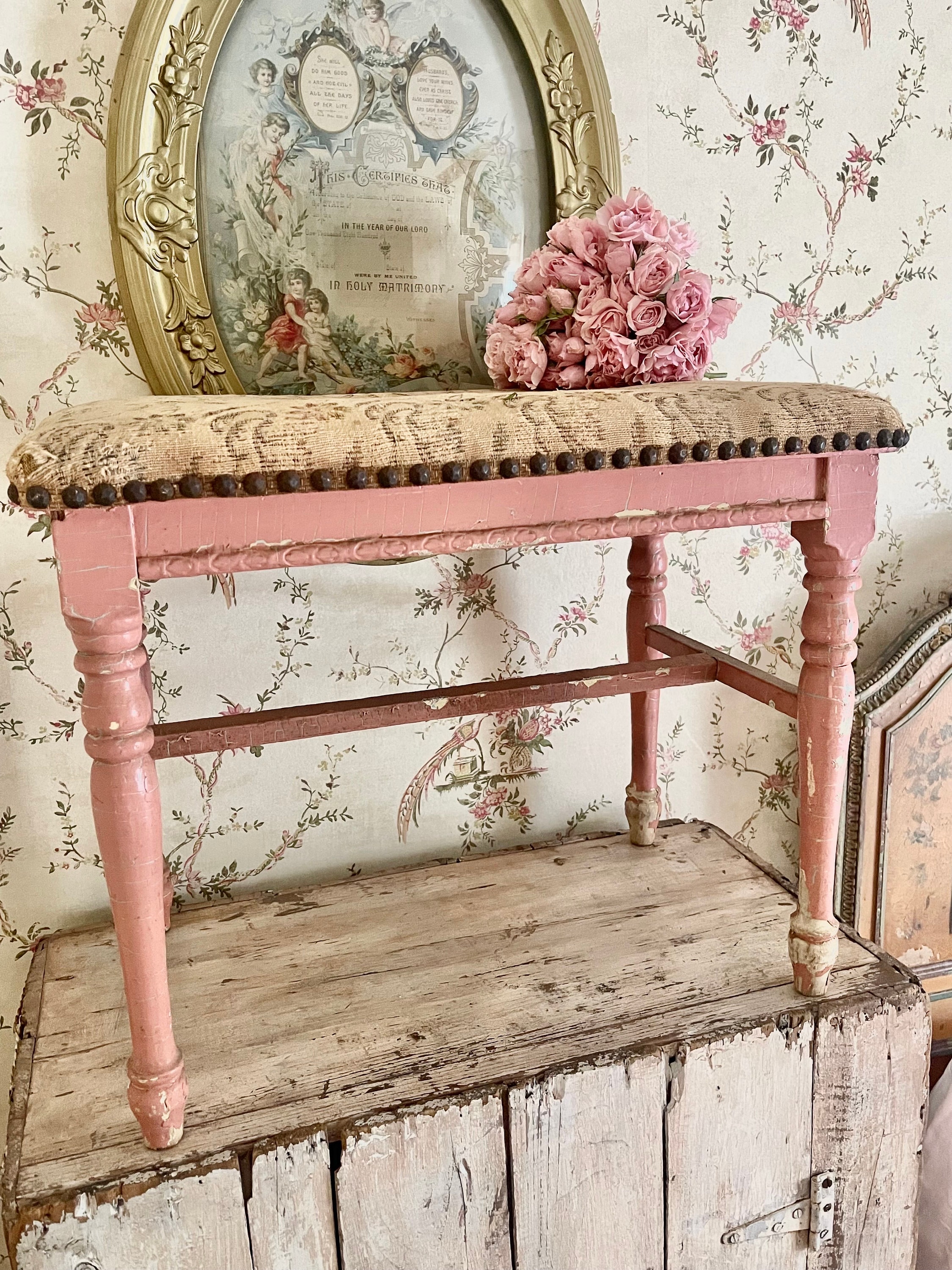 Seltener 19 Jahrhundert alte französische Gobelin Bank Hocker mit Nagel Kopfbesatz in altrosa rosa mit cremefarbenen Metallteilen ganz im Originalzustand
