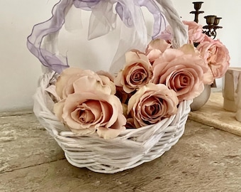 Süßes Vintage weißes Weidengeflecht Blumenkorb Shabby Landhaus Deko Frühlingskorb