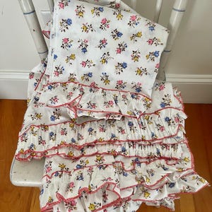 Reizendes Vintages genähtes ditsy rose geraffte 100% Baumwolle Cafe Vorhänge rosa blau gelb Rosenknospen