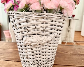 Rara cesta de mimbre Barbola de los años 30, estilo shabby chic, con grandes guirnaldas de rosas de madera. Antigua joya shabby chic con un encanto imperfecto.