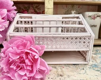 Mooie vintage shabby pastelroze brievenhouder van riet en hout