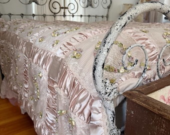 ゴージャスなヴィンテージ風手作りウェディング掛け布団。サテンとレースにリボンワークのガーランドがあしらわれ、ダスティピンクのギャザーが寄せられたキングサイズ！