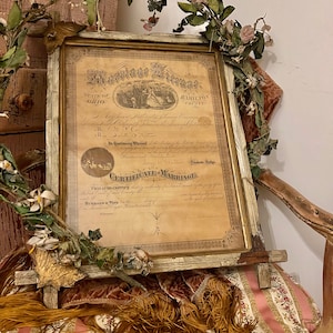 Hermoso certificado de matrimonio ornamentado en madera desgastada original y marco dorado, decoración impresionante, esquinas de latón de época rara de 1875, vidrio ondulado