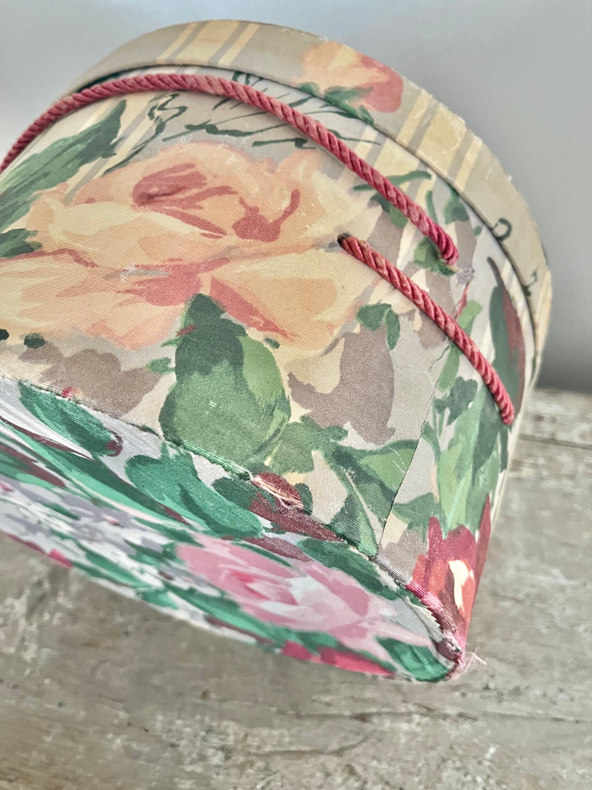 LOVELY BOX❤︎ Lovely 1940's Collectible Paper Covered Hat / Storage Box