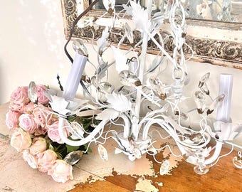 Lampadario vintage a 3 luci in stile shabby bianco con grandi prismi di cristallo