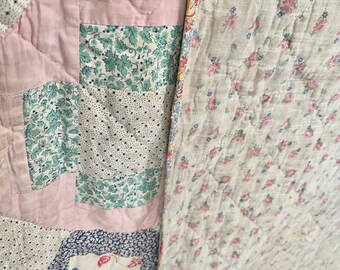 Shabby-Chic-Liebhaber!! Alte shabby chic zerfetzt und abgenutzt Double Face Quilt seltene Ditsy floral rosa Rose Knospen unterstützt verblasst wunderschöne Foto Requisite