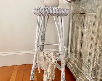 Shabby-Chic! Vintage weißer Korbhocker TALL 30 &quot;1940&#39;s European Kitchen Barhocker / Pflanzenständer Beistelltisch 4 separat erhältlich.&quot;