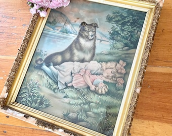Puede incluir: Una impresión vintage enmarcada de una niña durmiendo con un perro a su lado en un campo de hierba. La impresión está en un marco dorado con detalles ornamentados. La niña lleva un vestido rosa y el perro es marrón y blanco.