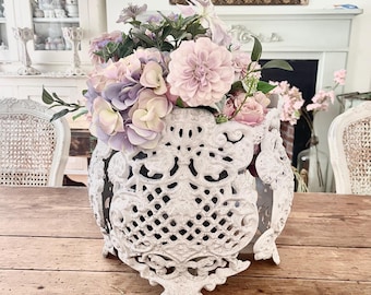 大きくて剥がれやすい白いヴィンテージコテージコア風の金属製フラワーポット。2個在庫あり。別売りまたはペアでの販売。